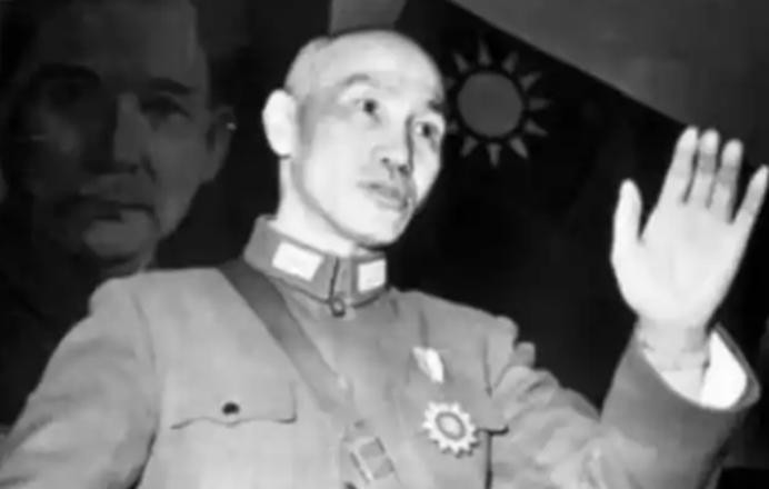 1949年，随着国共战争的战局迅速逆转，蒋介石面临着巨大的军事和政治压力。在这个