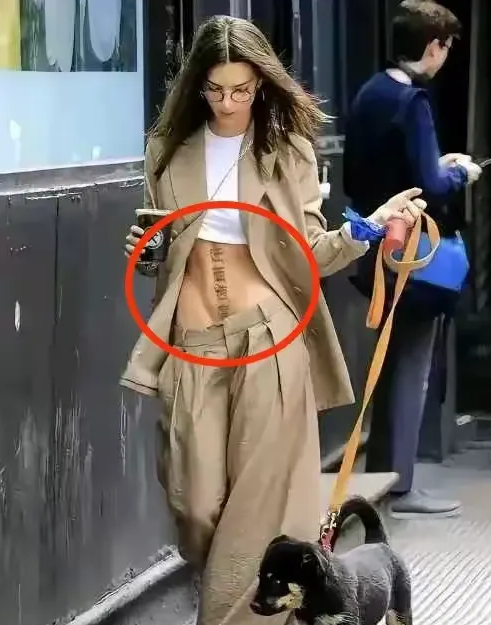 我真的就只是特别想确切地知道这位小姐姐肚子上到底写的是怎样的什么字呀，哎呀呀，真