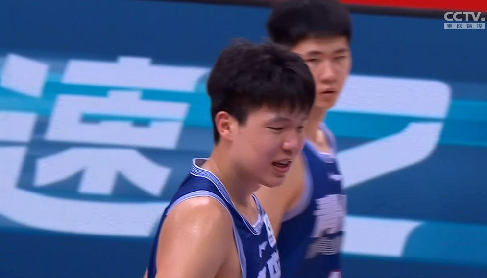 在中国篮球界，两位年轻的内线球员杨瀚森和余嘉豪被寄予厚望，被誉为国家队未来的一二