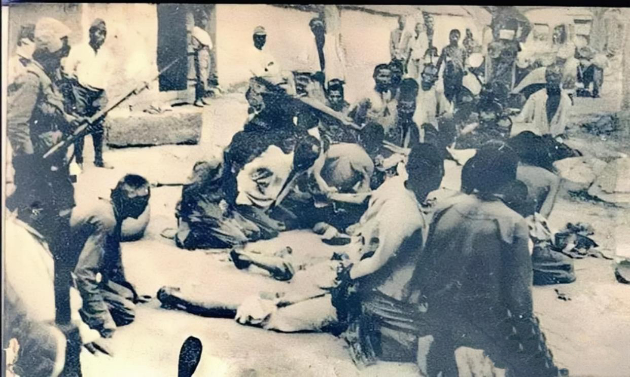 1938年，鬼子扫荡白洋淀时抓到一个八路，一个小孩怒气冲冲的冲向八路，鬼子赶紧抬