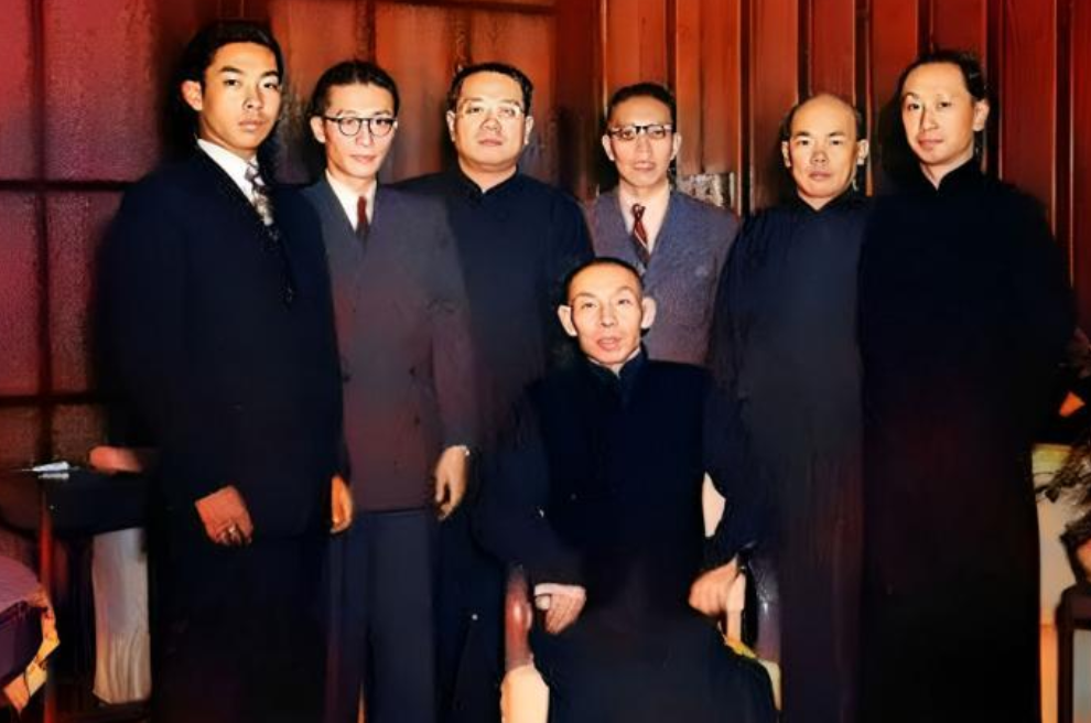 1991年，杜月笙的儿子杜维善来到了北京，想收回父亲当年购置的四合院，然而住户却