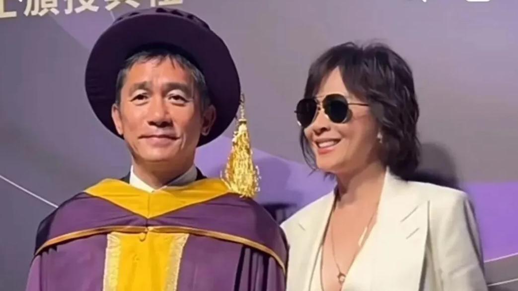 梁朝伟携妻子刘嘉玲出席荣誉院士颁奖典礼，夫妻恩爱同框幸福满满