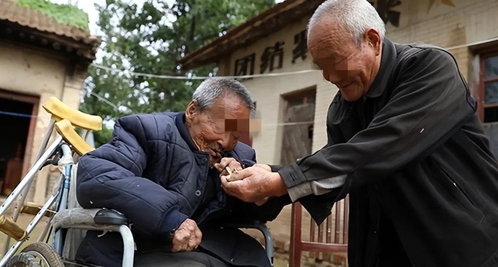 江苏徐州，老大未娶妻生子，父母离世后，就剩他孤伶一人成了五保户，二弟看他可怜，把