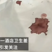 湖南长沙，一女子和男友入住酒店后，男友在客房内向女子进行了求婚，随后二人愉快的度