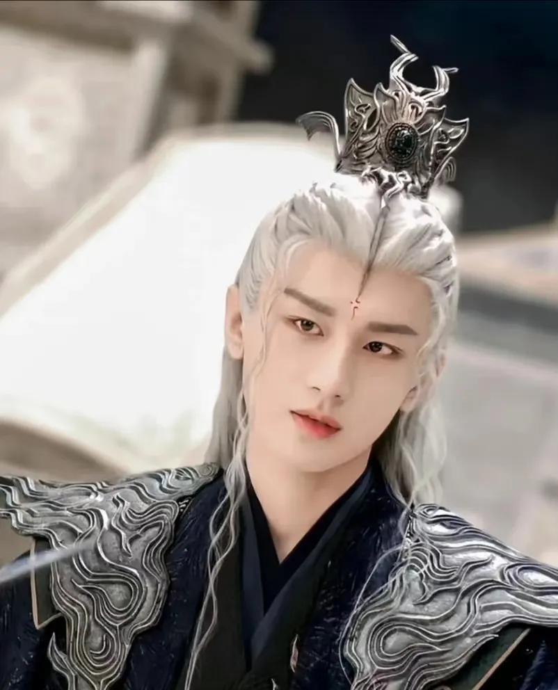 个人觉得，成毅分饰角色很厉害。
不管是《莲花楼》里的李相夷与李莲花 还是《沉香如
