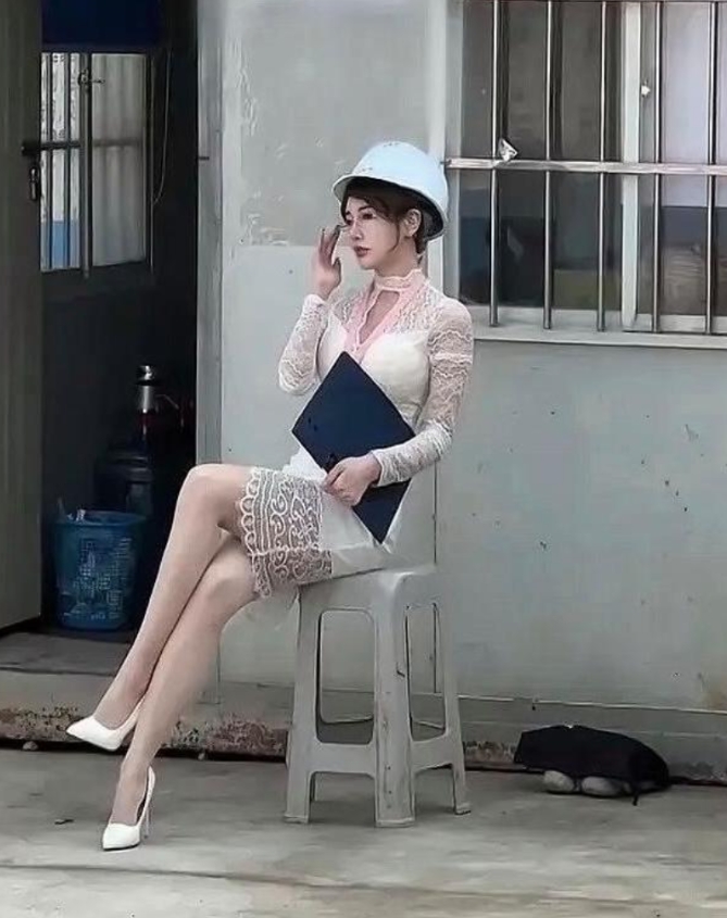 美女又来工地视察了！[爱心][爱心][doge][doge]