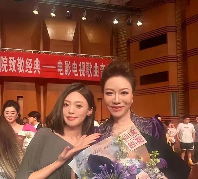 绝了,徐子尧生活照走红,气质一流,韵味十足,S型身材太爱啦(徐子涵个人资料图片)-第2张图片-九妖电影 绝了,徐子尧生活照走红,气质一流,韵味十足,S型身材太爱啦(徐子涵个人资料图片)-第2张图片-九妖电影