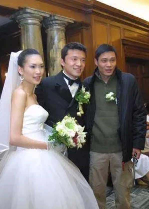 20年前范志毅参加了谢晖婚礼，20年后他仍然参加谢晖的婚礼。看得出来他们的友情这