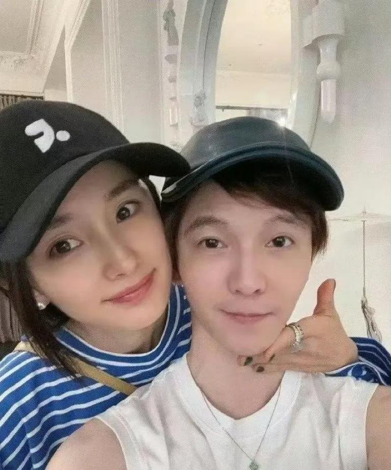 杨幂的身材是圈内数一数二的匀称，所有的部位包括五官都是完美比例，看过她直播的就知