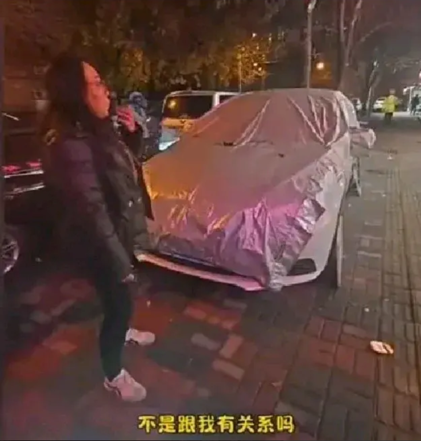天津外卖小哥被调查了。原因是停路边的车被溅上了墨水。车主报警，执法人员说外卖小哥