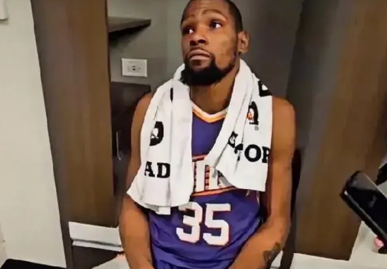 太阳输球后，杜兰特沮丧地说出了球队两个大问题。
太阳今天输给老鹰，要说谁最沮丧，