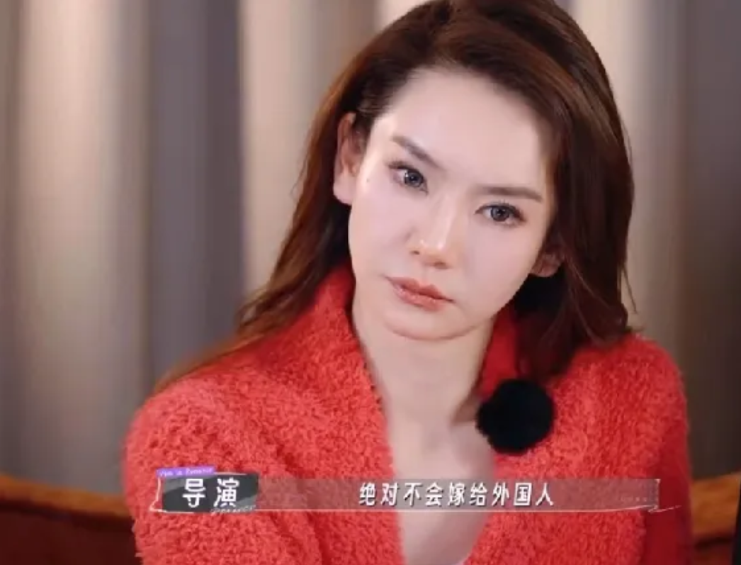 在一次戚薇和李承铉共同接受的采访中，气氛颇为有趣。当时，导演突然抛出一个问题，对