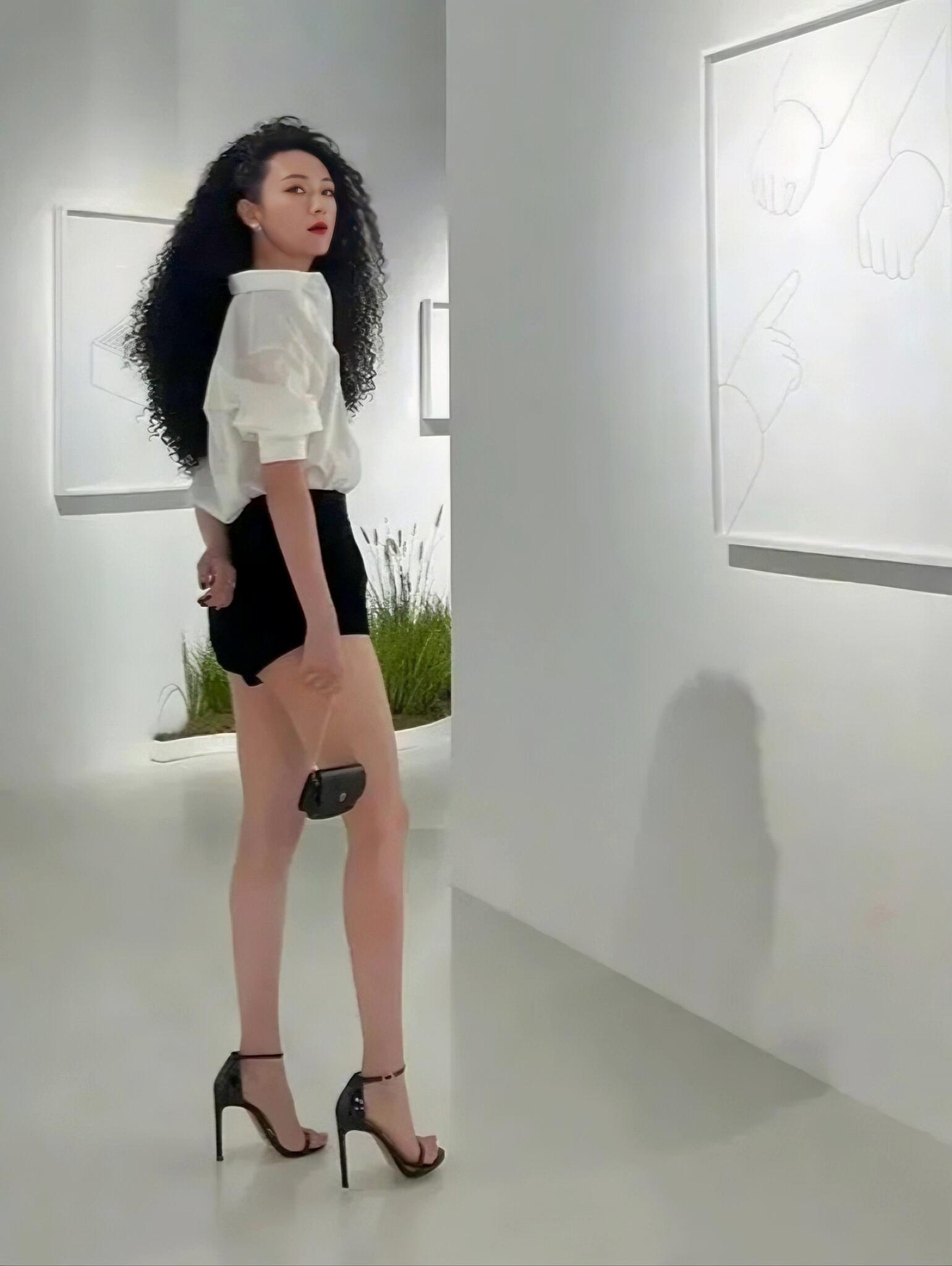 童谣爆炸头小短裤看展
