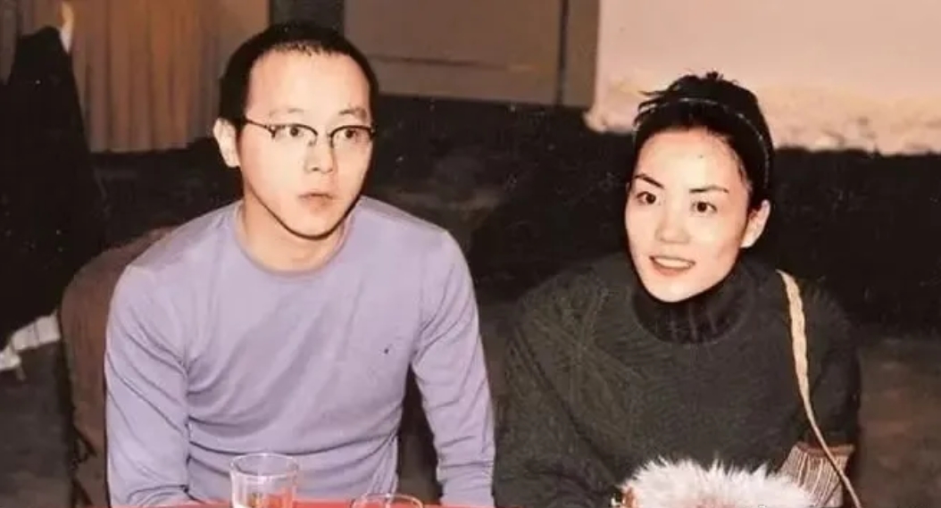 道不同不相为谋，现在的歌坛天后王菲，曾经和当年的黑豹乐队主唱窦唯是夫妻，两个人还