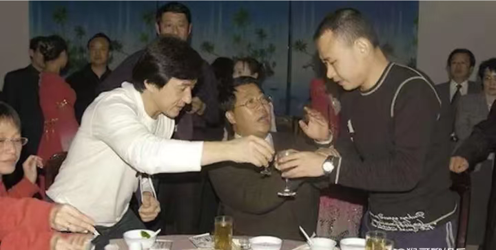 拍摄于2012年的一张照片，你能看出这个被成龙弯腰敬酒的人是谁么？