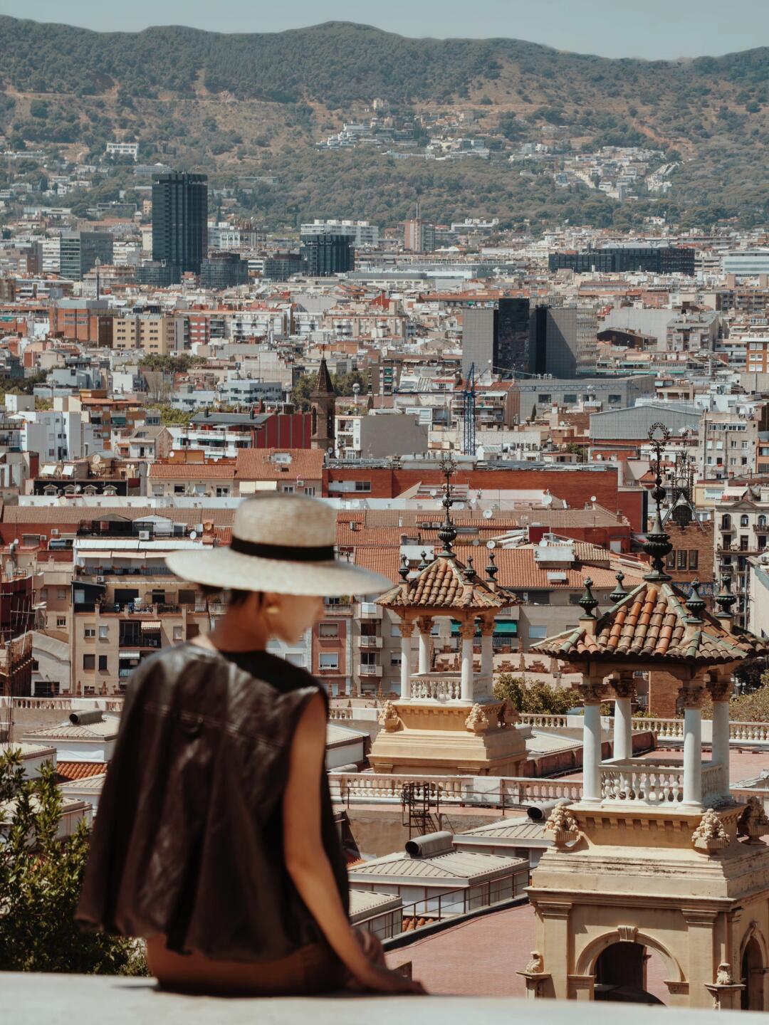 巴塞罗那🇪🇸一座梦幻与热情交织的城市阳光洒在古老的建筑上