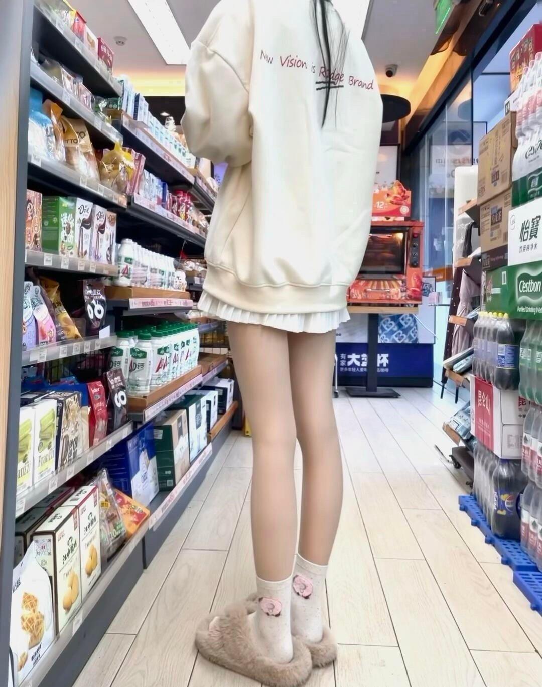 现在这个温度还有穿成这样出来了的，小姑娘的温度真和我们不一样。年龄大了之后，她会
