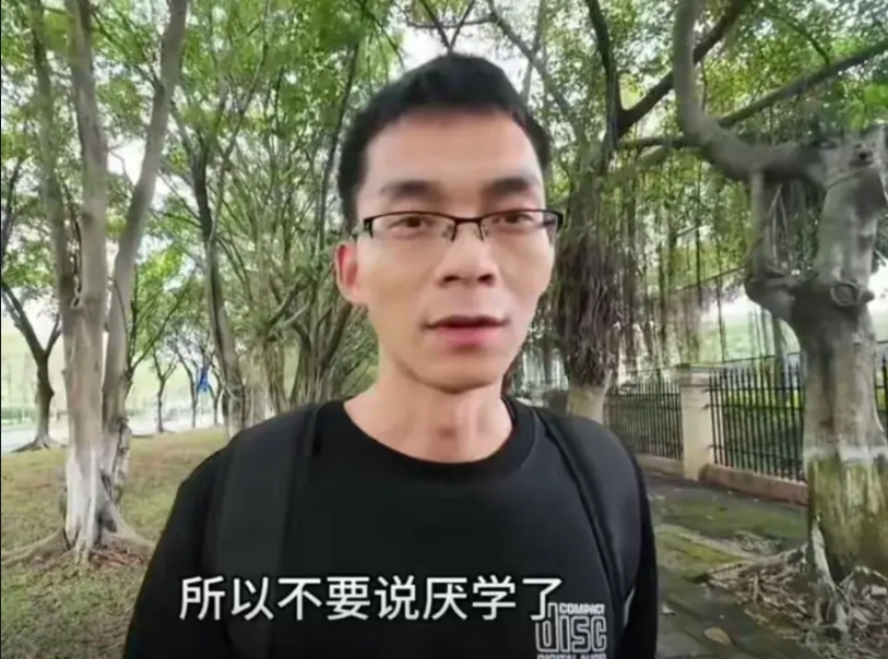 唐尚珺也太惨了！
高考十六年好不容易决定去读大学
结果读大学以后
一会儿被人说还