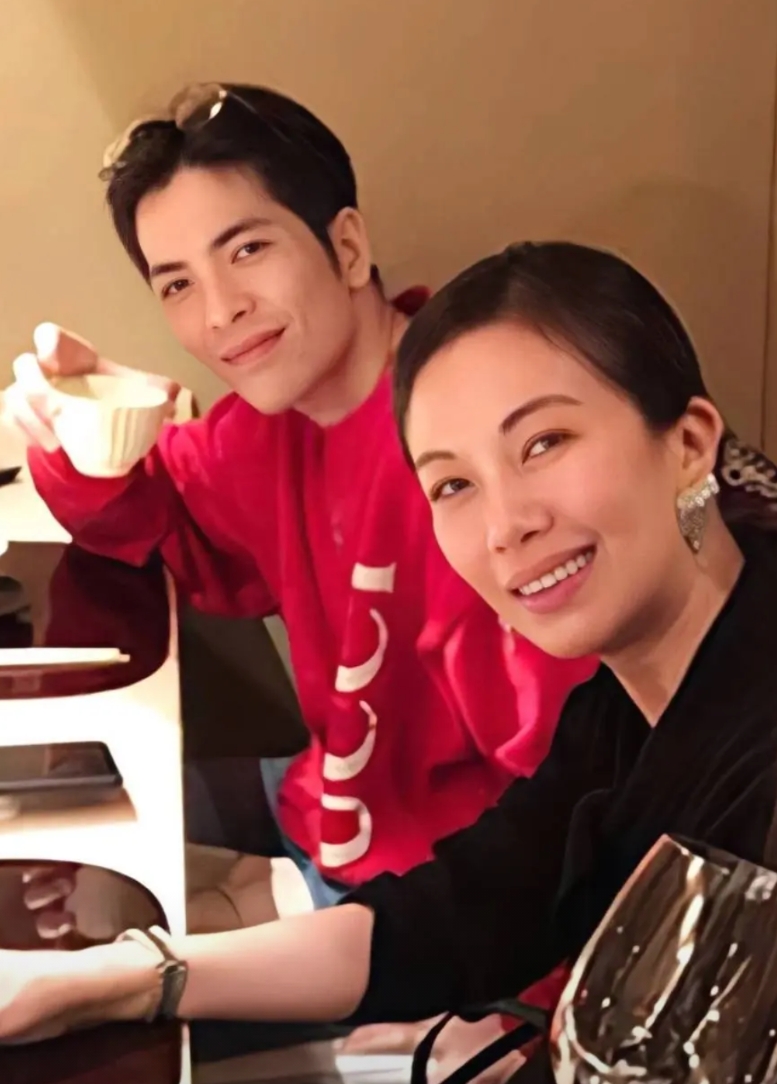 萧敬腾透露，他早在二十几岁时就想公开与林有慧的关系，但林有慧出于对他工作和身份的