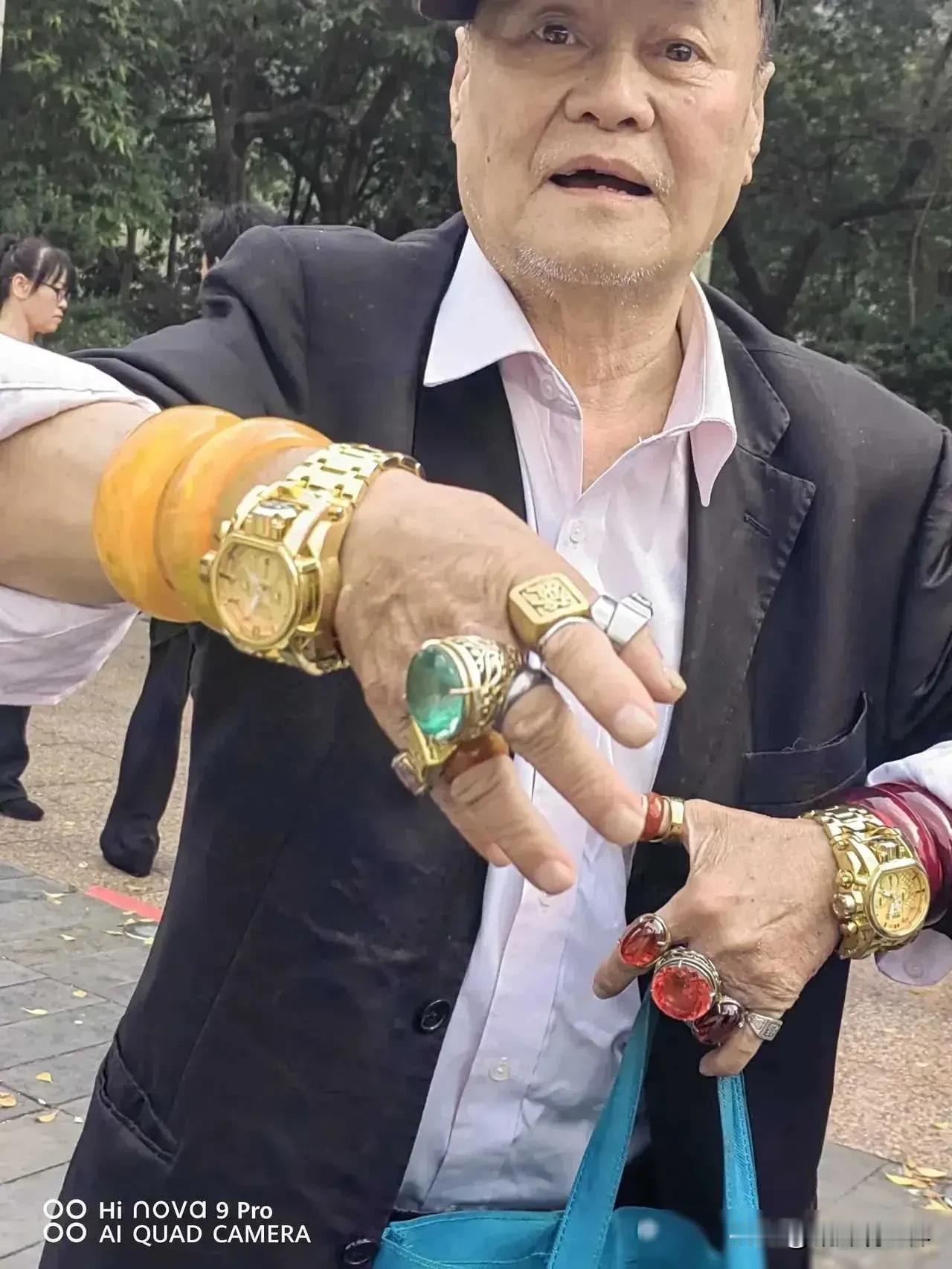 听说这是广西柳州的首富，这富炫得[捂脸] 跟中国首富宗庆后比起来，差距挺大[憨笑