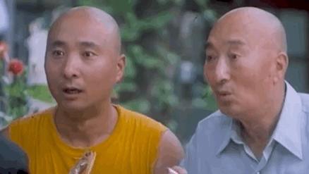 70岁陈佩斯拄拐杖现身，苍老许多，开电动三轮车，两次翻进水沟！