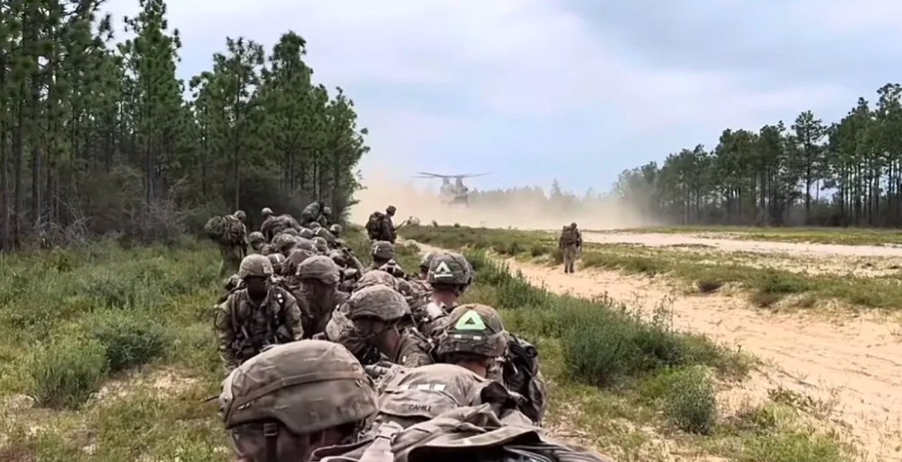 一架乌克兰的米29巡航返回途径白俄边境时，突然系统失灵，飞行员凭借过硬技术迫降在