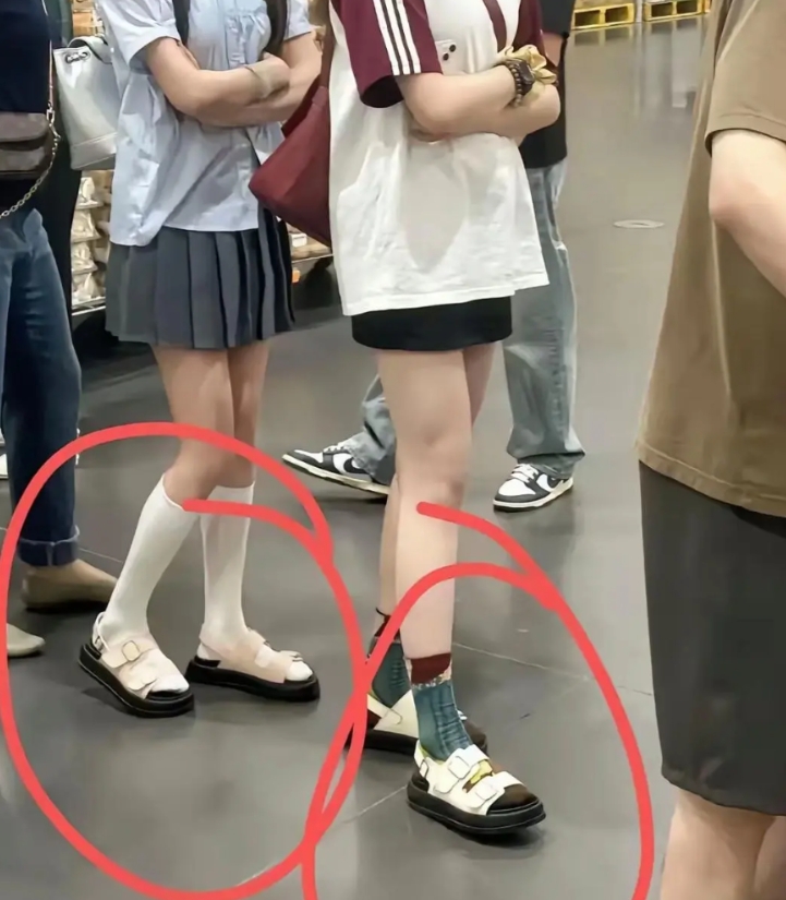 为什么现在的孩子穿凉鞋也要带袜子？