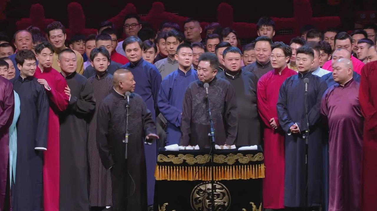 杨小五在直播间彻底炸了，桌子拍得震天响，一看就是被最近的事儿折磨惨了。
他铁了心