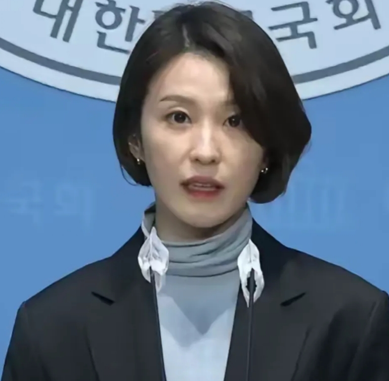 韩国政坛陡然“起火”，冒出个超飒的“铁娘子”