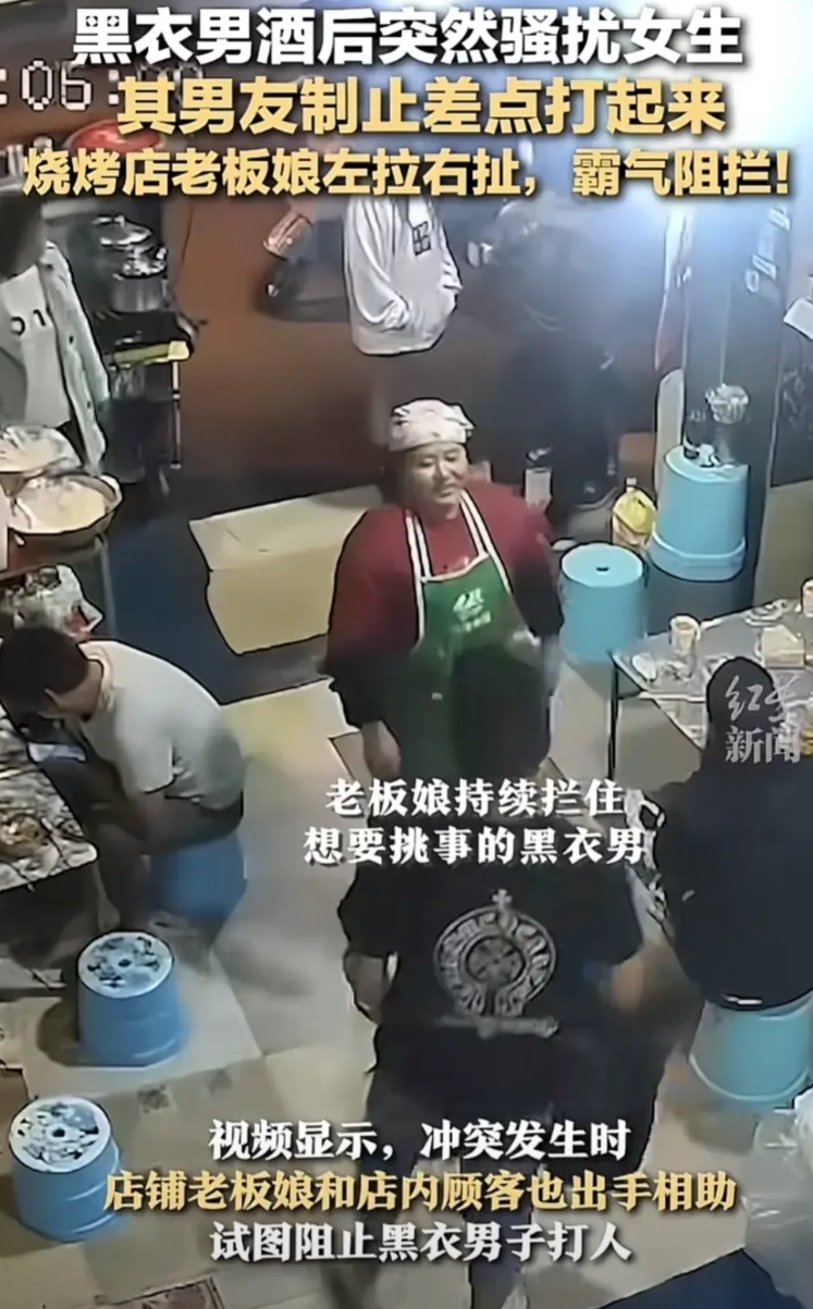 云南昆明，男子带女友凌晨去买烧烤，就在男子去上卫生间的功夫，一个醉酒男用身体贴近