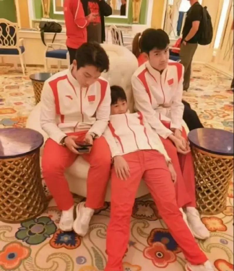 全红婵这个懒洋洋的样子会不会被挨说呢，毕竟也是全民喜爱的运动员，要注意形象。有人