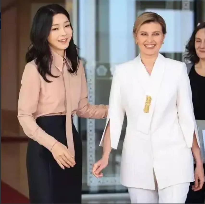 乌克兰虽然被美国抛弃，受到美俄夹击，但是，却迎来了这五点曙光。

第一、乌克兰士