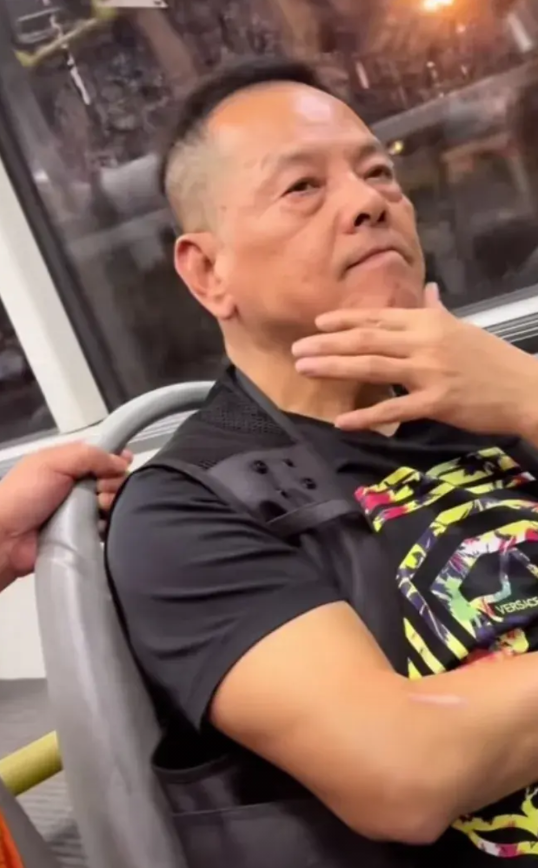 崩牙驹在经过电诈风波后，变得越来越低调了，越来越接地气了，不在坐专车，也不再需要