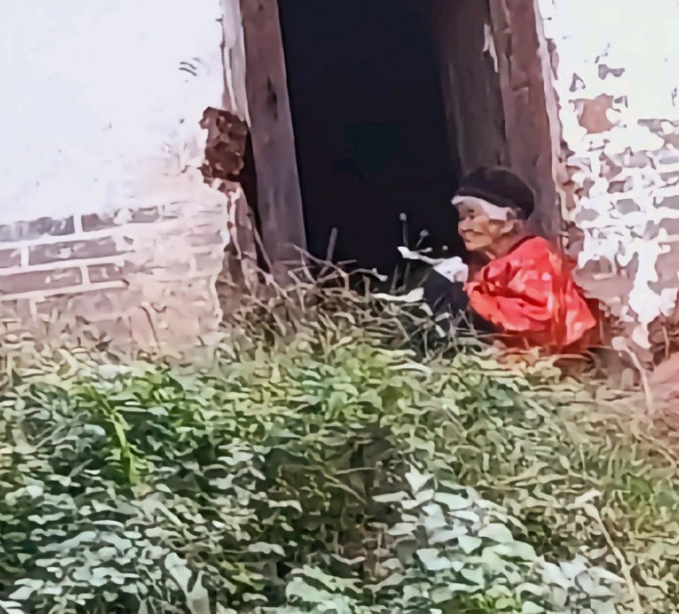 之前刷到的，一位老奶奶穿着红色的寿衣在门槛上吃馒头。知情人说她家里就她一个人，日