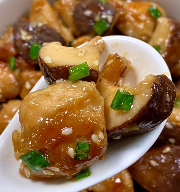 鲜香滑嫩，营养丰富。香菇香气扑鼻，鸡肉鲜嫩多汁，在配点米饭真的绝了，浓郁的酱汁包