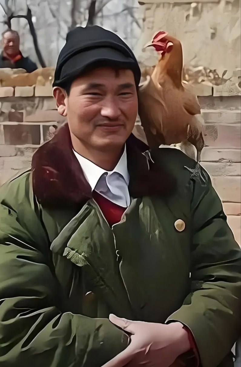 大衣哥朱之文的收入挺复杂的。
早期他出场费才3000元一场，上春晚后就涨到5 -