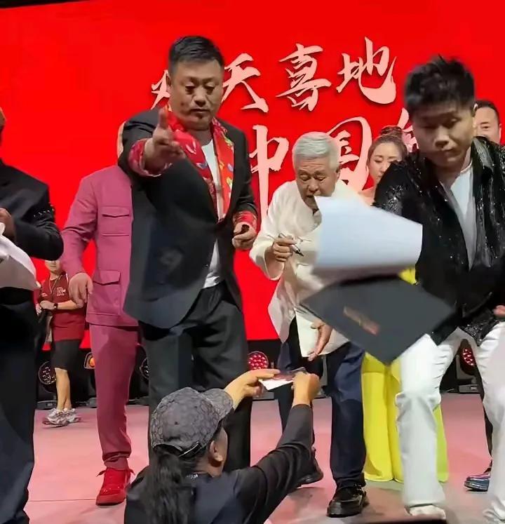 在新加坡，赵家班被扔鞋了！

本山大叔：这是要签名吗？没问题，鞋子要过来！

在