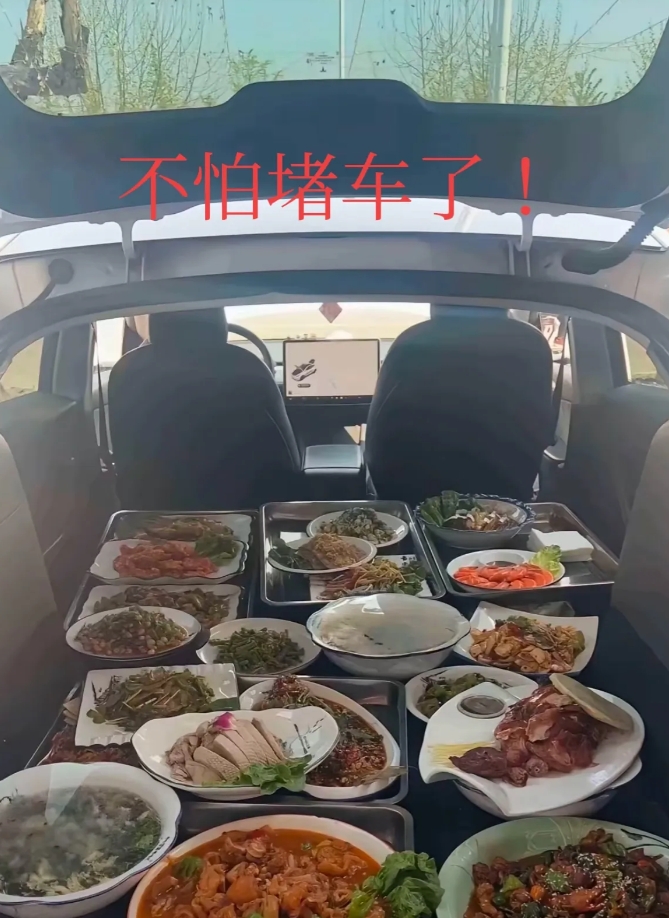 网友：回家过年不怕路上堵车饿肚子了。