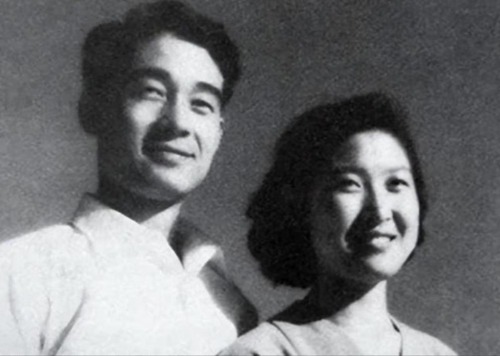 1985年，北京卫戍区宣传干部孔令华接受命令，被航空部调往深圳工作。1次，孔令华