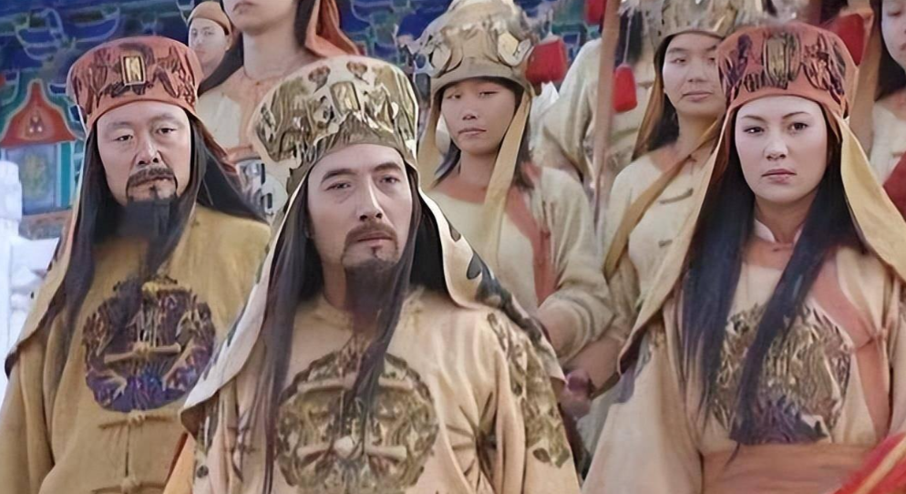 洪秀全到达南京后，后宫三万，整天淫乐，曾国荃攻入南京挖开洪秀全的坟墓，发现他的头