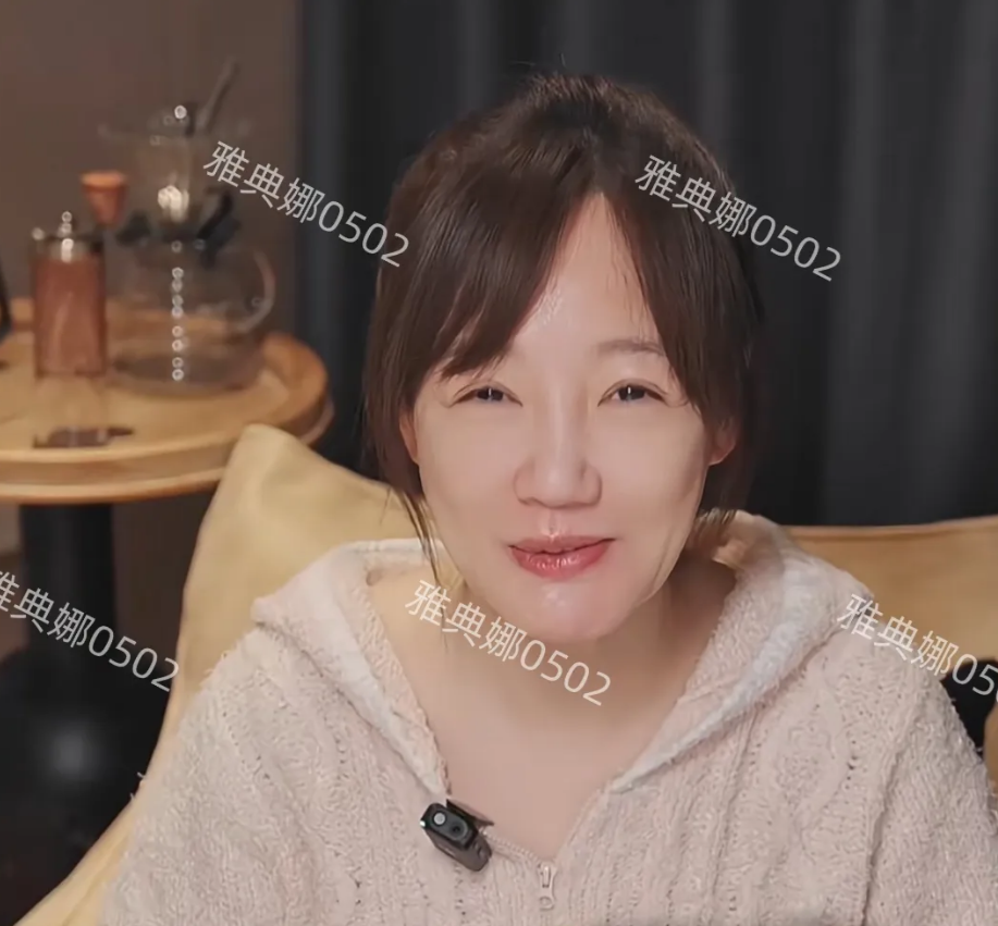 天啊，薛佳凝怎么变成这样了？她才44岁怎么这么老？嘴都歪了,像一位慈祥的老奶奶！