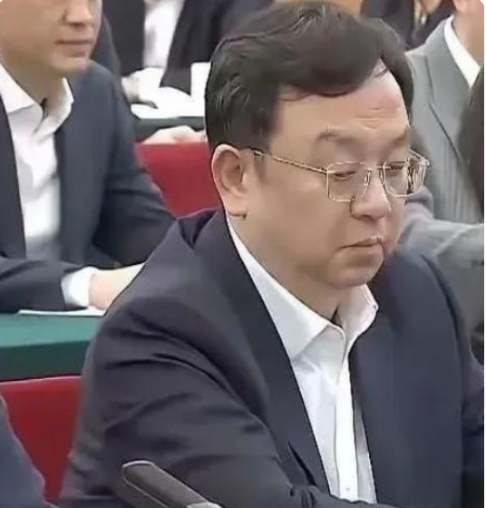 这两天车圈都炸锅了。余承东连夜发微博说“好用和凑合用是两码事”，长城魏建军嘀咕“