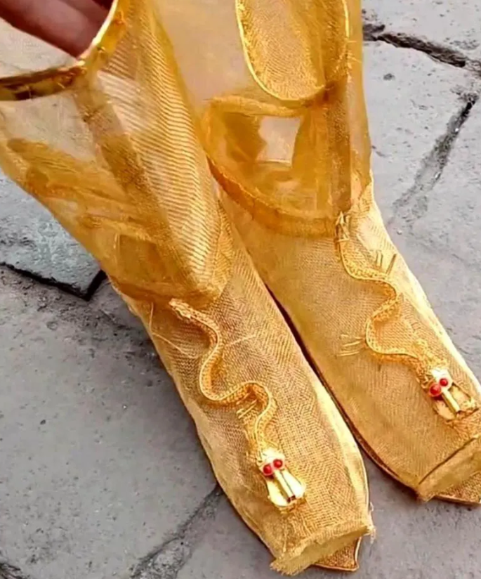 一女子在祖屋打扫卫生时，突然，在房间的床底下发现一个旧箱子，连忙拉出来打开一看，