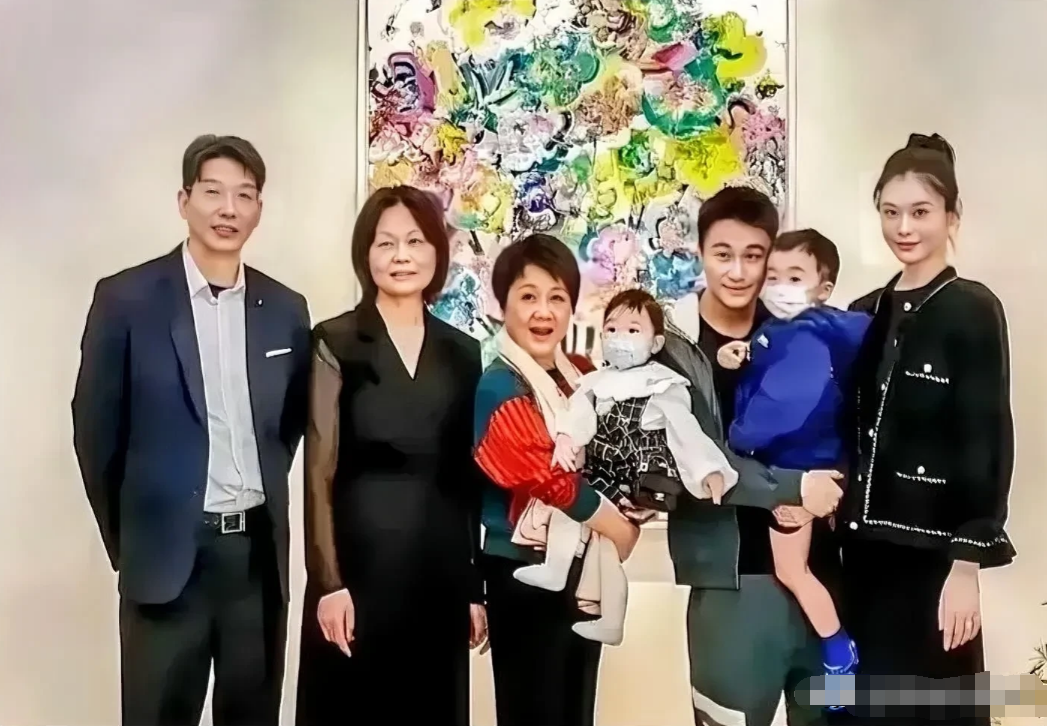 奚梦瑶嫁给了小6岁的赌王之子何猷军，他们生活在一起非常的开心，育有两小孩。奚梦瑶