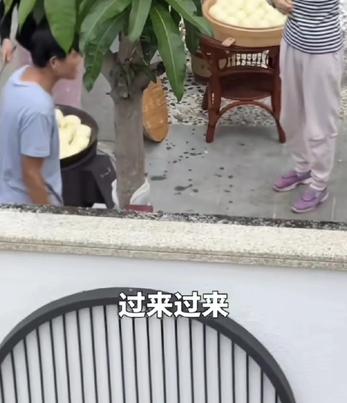 笑不活。海南一男子和儿子在自家阳台看到，来自山东的邻居正在蒸包子，这一笼一笼的大
