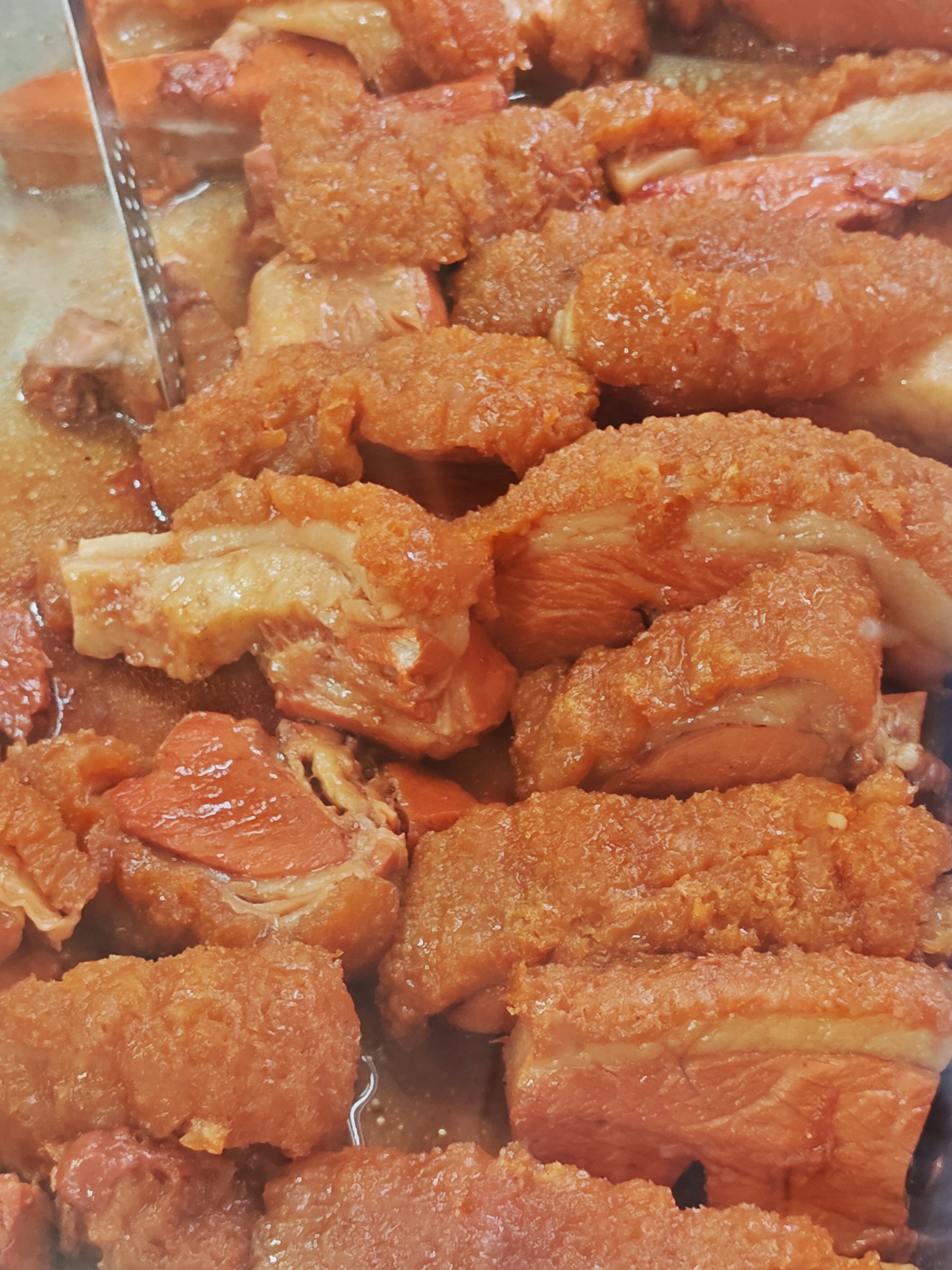 烧肉档的广西女老板，也跟我一样，把卖剩的烧肉做成扣肉。有顾客问价，她答说：和烧肉