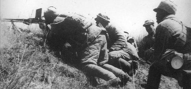 抗战中，日军集结重兵，在向导的带路下，趁夜包围了新四军3营，哨兵注意到响声和黑影