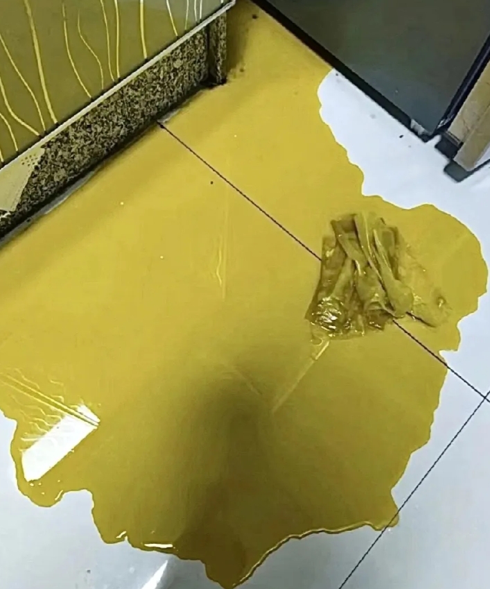 我要被自己蠢哭了[流泪]
今天搞厨房卫生，忘记那桶大豆油没盖盖子了，一个不留神全