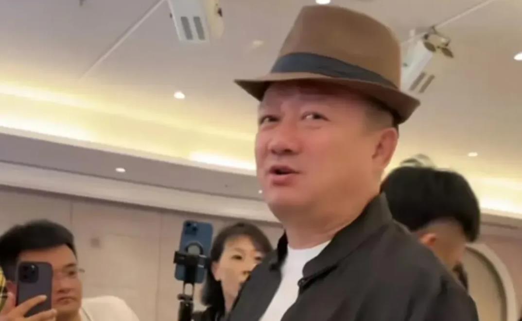 唐鉴军为小儿子办百日宴，现场星光熠熠。其三婚妻子年轻貌美，两人相差28岁。网友热