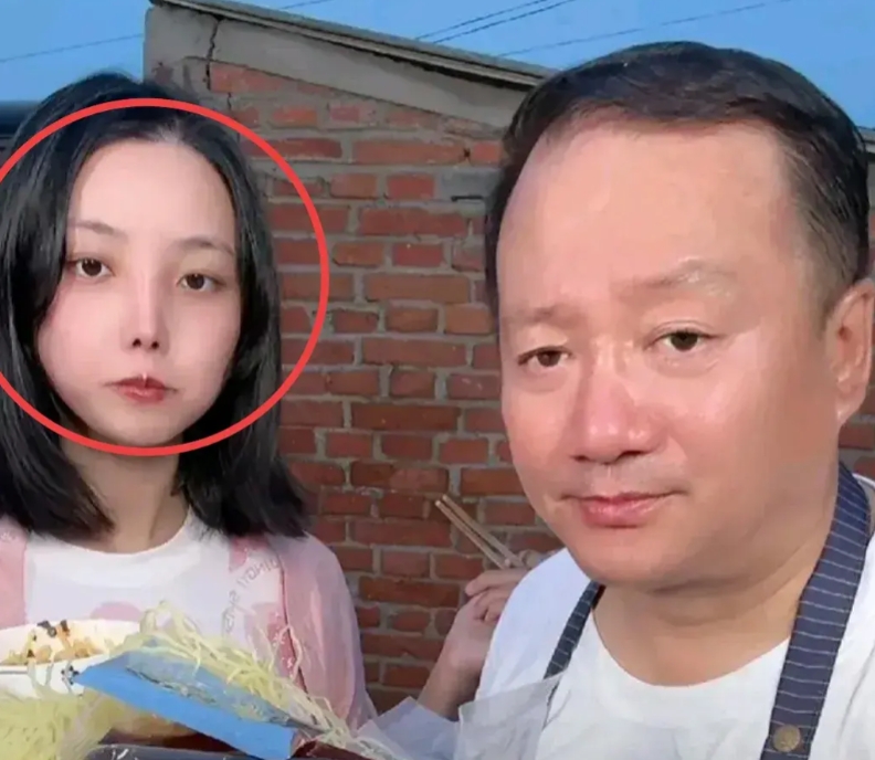 谢广坤扮演者，真名叫唐鉴军，结过3次婚，最后一次结婚时他56岁，娶了26岁的小娇